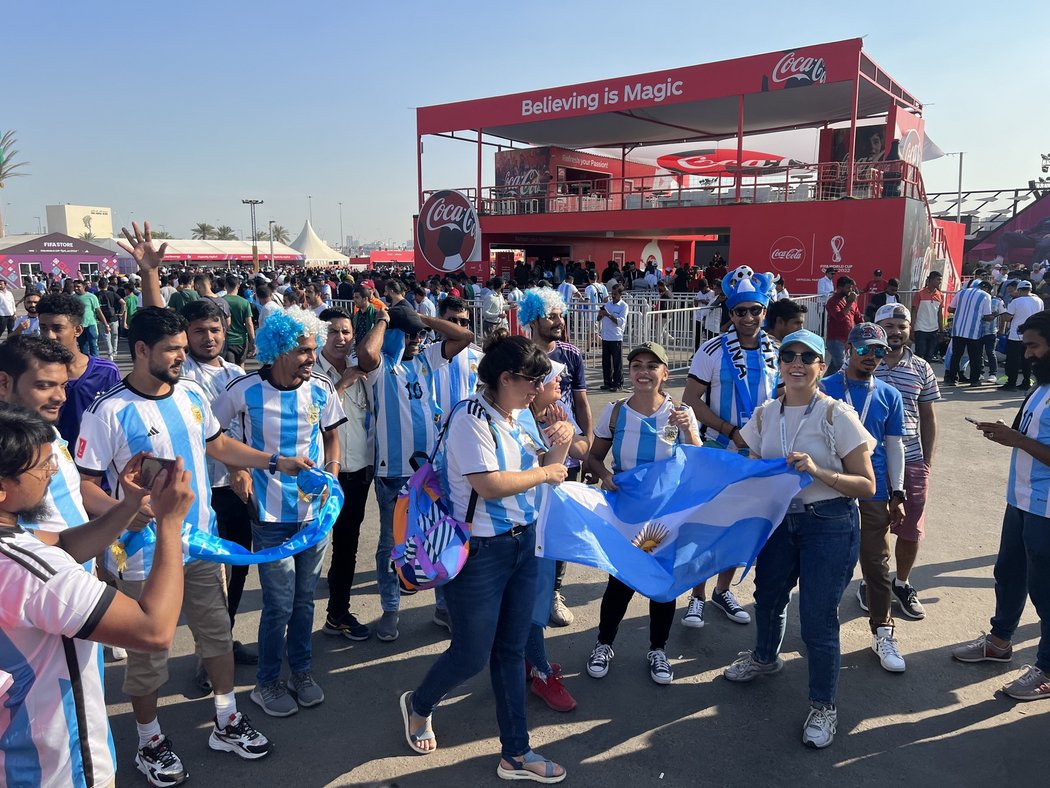 Fanoušci Argentiny. Jejich oblíbenci do turnaje vstoupili prohrou se Saúdskou Arábií