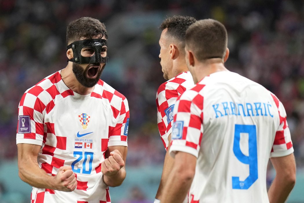 Muž s maskou Joško Gvardiol a Andrej Kramarič slaví gól