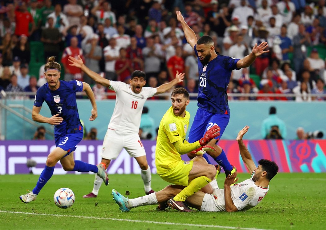 V závěru se málem Írán dočkal penalty po zákroku na Taremiho