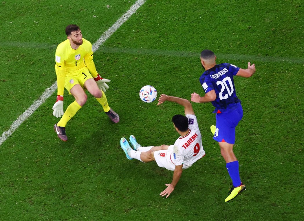 V závěru se málem Írán dočkal penalty po zákroku na Taremiho