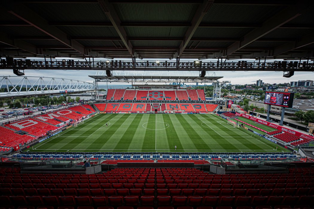 Pohled z tribuny na stadion v Torontu