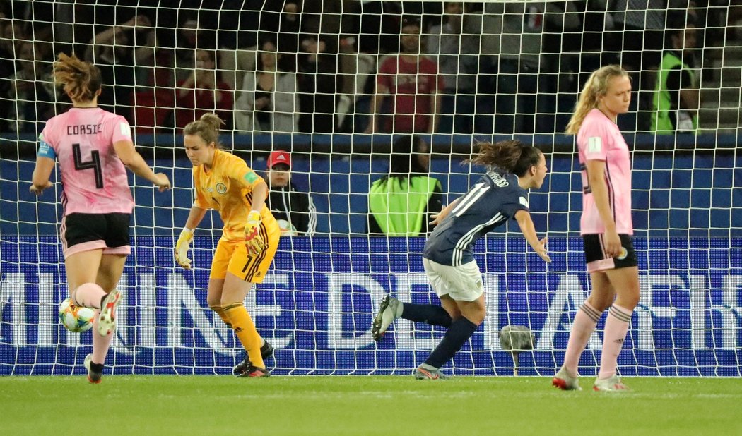 Florencia Bonsengundová proměňuje opakovanou penaltu v zápase se Skotskem na MS