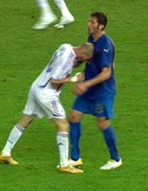 Hlavička do Marca Materazziho, po které byl vyloučen ve finále MS 2006 Zinédine Zidane