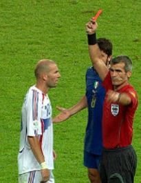 Zinédine Zidane byl po hlavičce do Marca Materazziho vyloučen ve finále MS 2006