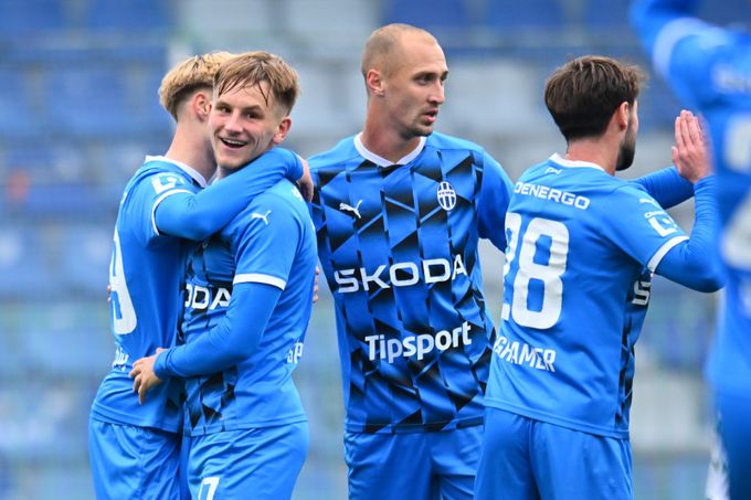 MOL Cup ONLINE: Slovácko - Pardubice 0:0. ŠEST gólů Plzně, postupy Hradce i Boleslavi MOL Cup ONLINE: Slovácko - Pardubice 0:0. ŠEST gólů Plzně, postupy Hradce i Boleslavi