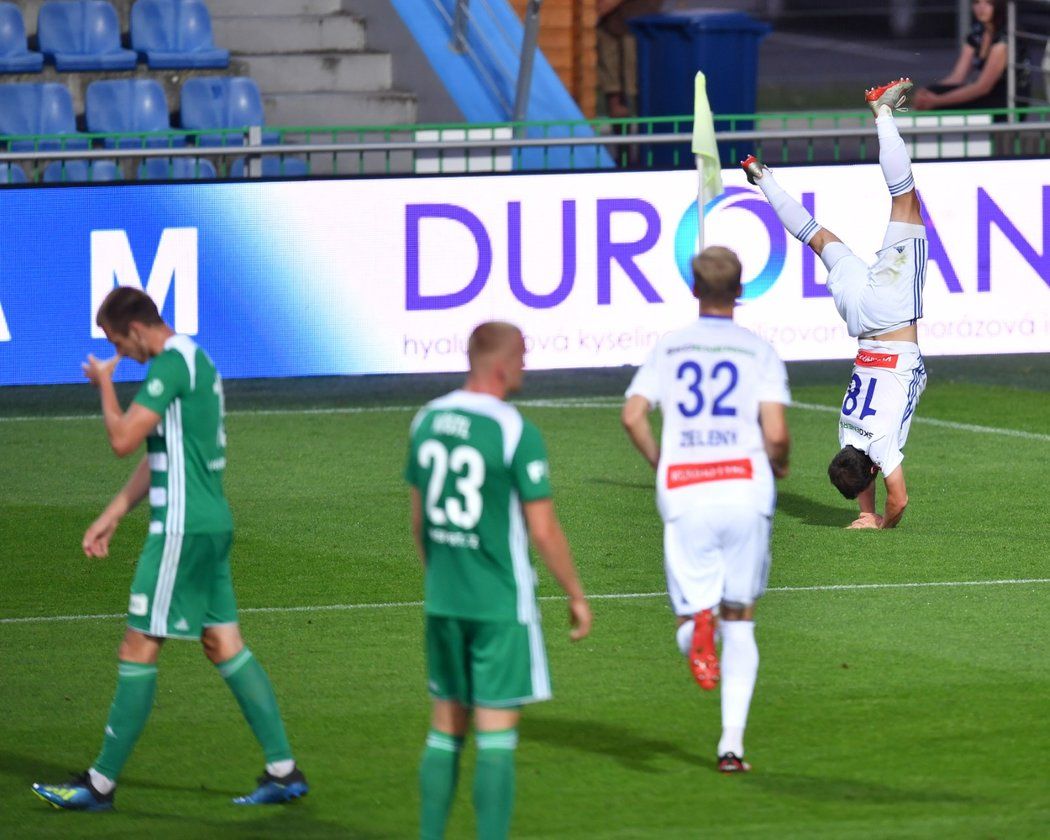 Jakub Fulnek (v pozadí) oslavuje třetí gól Mladé Boleslavi v zápase s Bohemkou