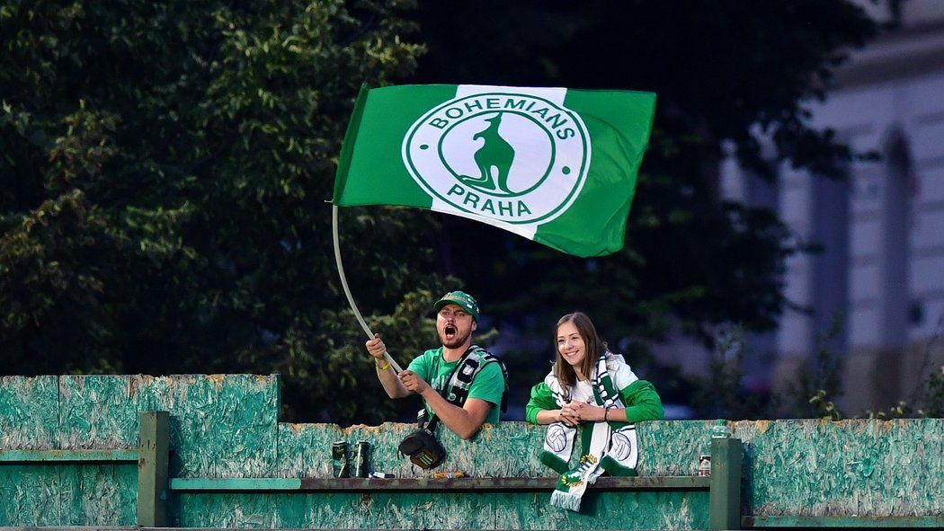 Fanoušci Bohemians sledovali zápas s Mladou Boleslaví zpoza plotu