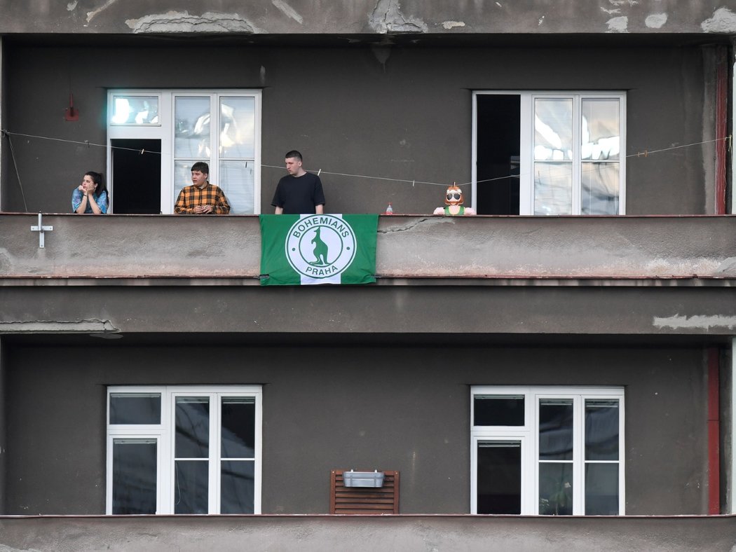 Fanoušci Bohemians sledují utkání z balkónů