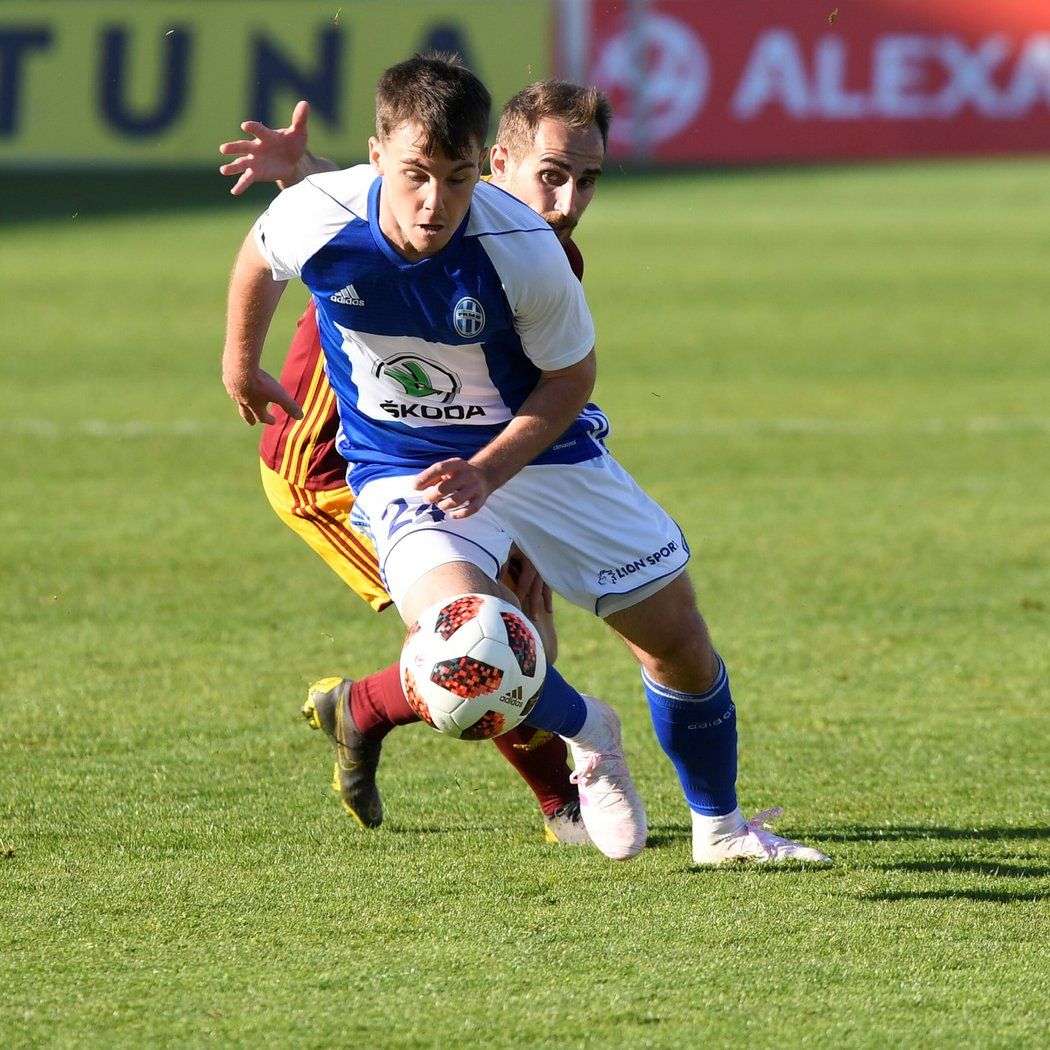 Záložník Pavel Bucha z Boleslavi (vpředu) uniká Pablo Gonzálovi z Dukly