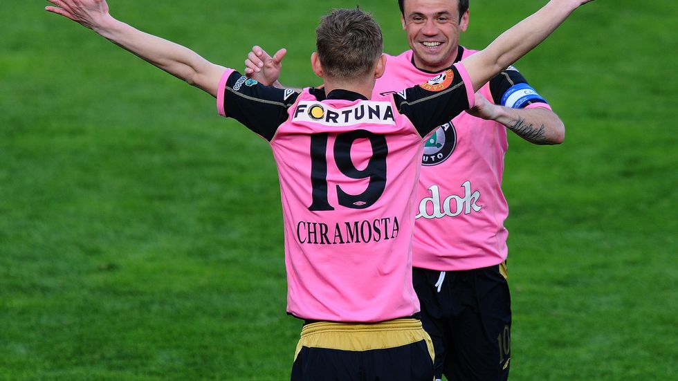 Jan Chramosta a Marek Kulič z Mladé Boleslavi oslavují vstřelený gól.