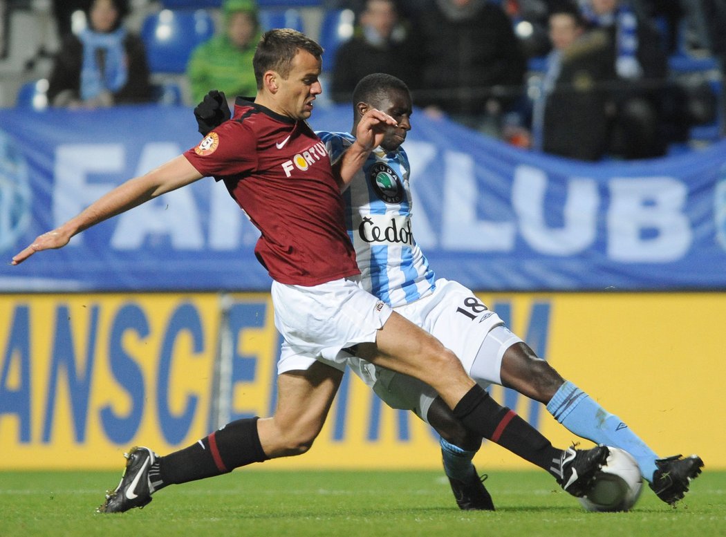 Těsný souboj o míč - Erich Brabec (Sparta, vlevo) a Ludovic Sylvestre (Mladá Boleslav).