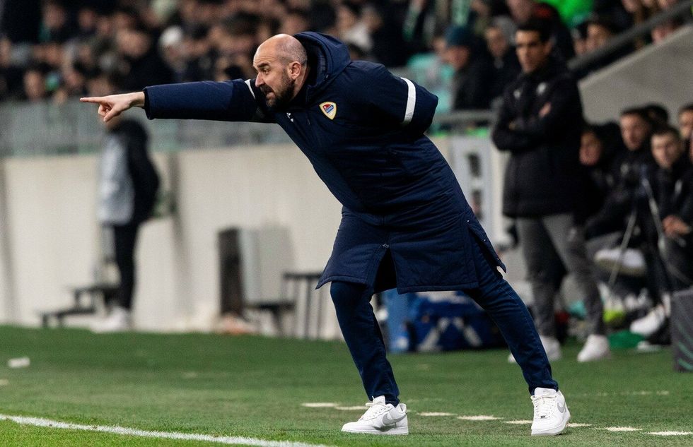 Tragédie v Srbsku: během ligového zápasu zkolaboval a zemřel trenér (†44) Tragédie v Srbsku: během ligového zápasu zkolaboval a zemřel trenér (†44)