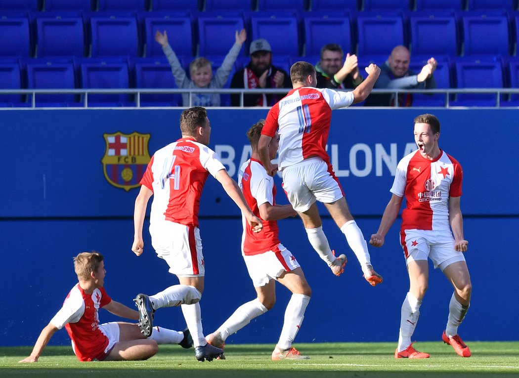 Adam Toula (vpravo) na podzim rozhodl gólem na 3:2 o výhře dorostu Slavie na hřišti Barcelony