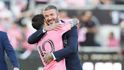 Majitel Interu Miami David Beckham objímá Lionela Messiho