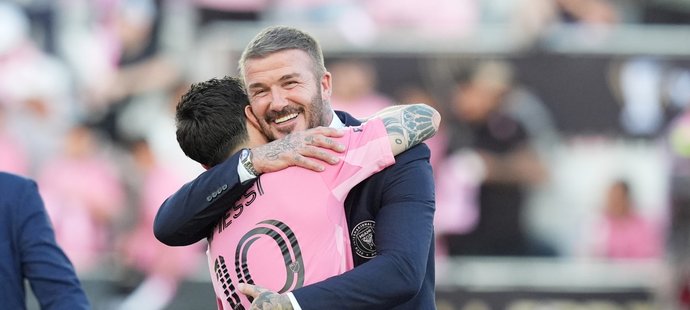 Majitel Interu Miami David Beckham objímá Lionela Messiho