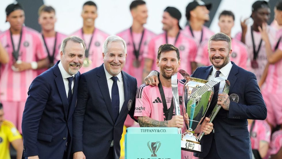 Lionel Messi společně s majitelem Interu Miami Davidem Beckhamem přebírají trofej pro vítěze MLS
