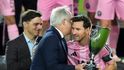 Lionel Messi po triumfu ve finále MLS s Miami přebírá trofej