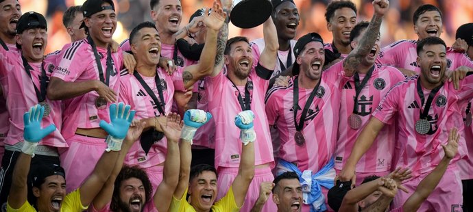 Fotbalisté Interu Miami s Lionelem Messim oslavují titul v MLS