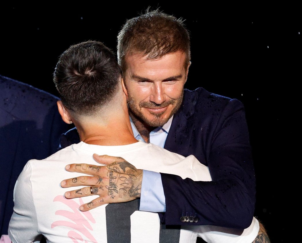 David Beckham objímá Lionela Messiho a vítá ho v Miami