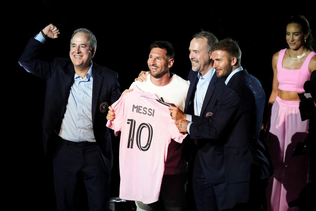 Lionel Messi pózuje s dresem Miami, vpravo stojí David Beckham