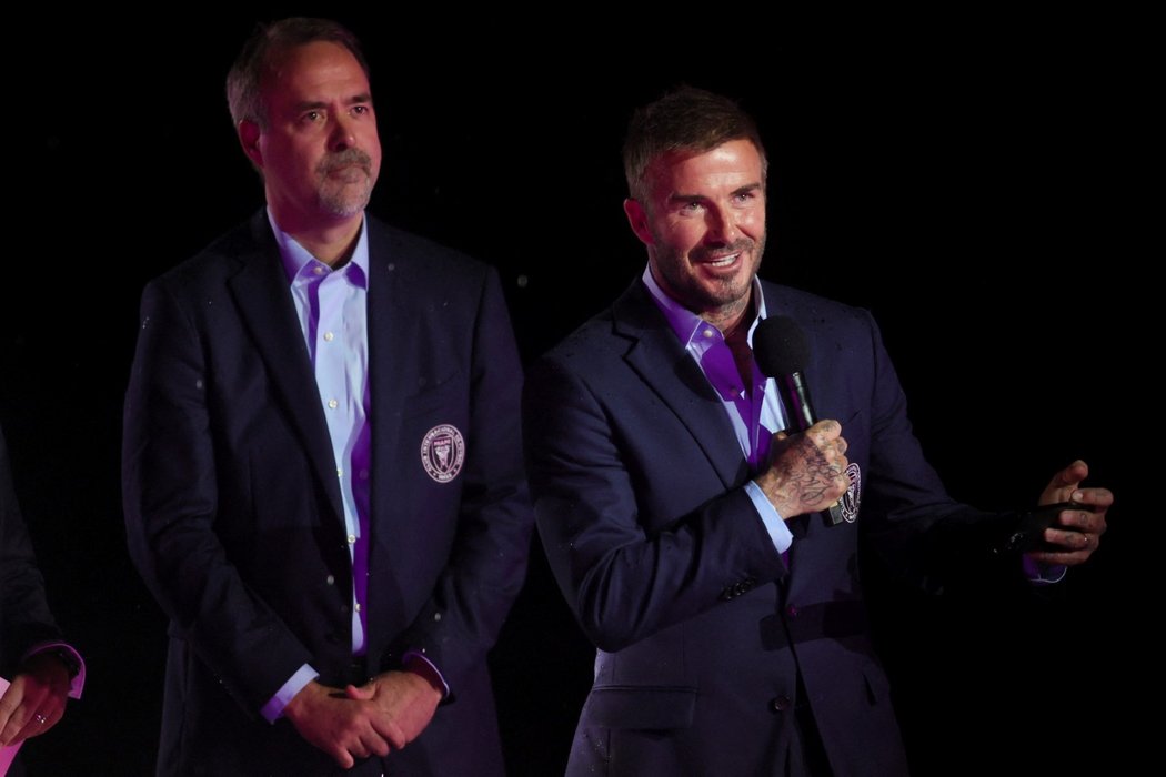 Někdejší fotbalová superstar David Beckham při ceremoniálu, kdy přivítal Lionela Messiho