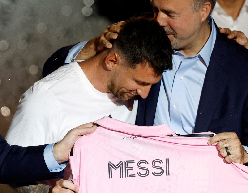 Lionel Messi si prohlíží svůj dres, se kterým bude nastupovat v Miami