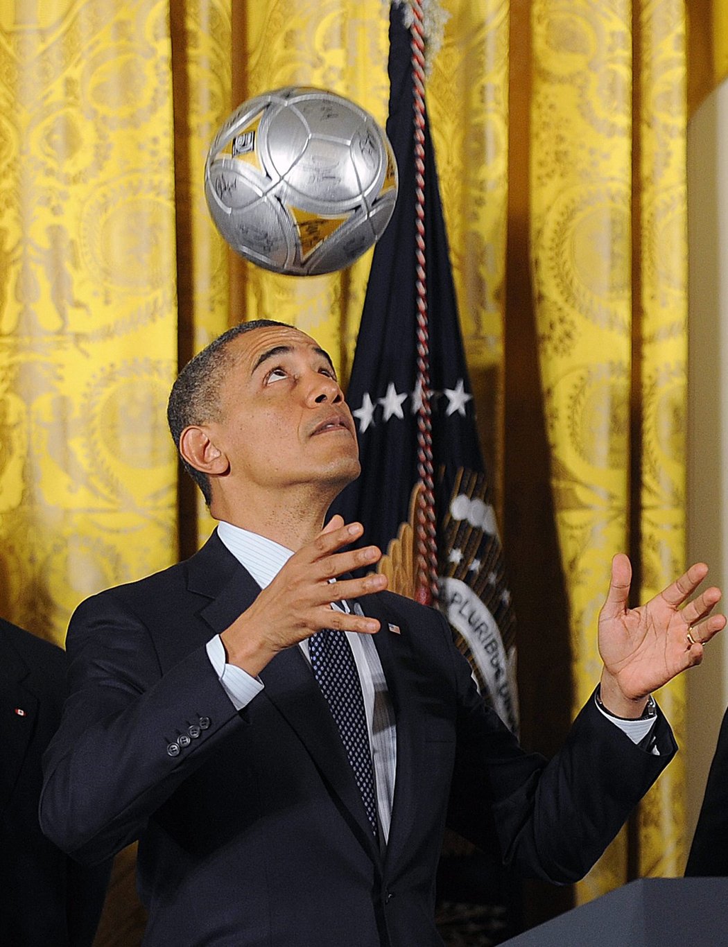 Americký prezident Obama při slavnostní audienci vítězů MLS Los Angeles Galaxy předvedl pár hlaviček. Spolu s fotbalisty navštívili Bílý dům i vítězové NHL Los Angeles Kings
