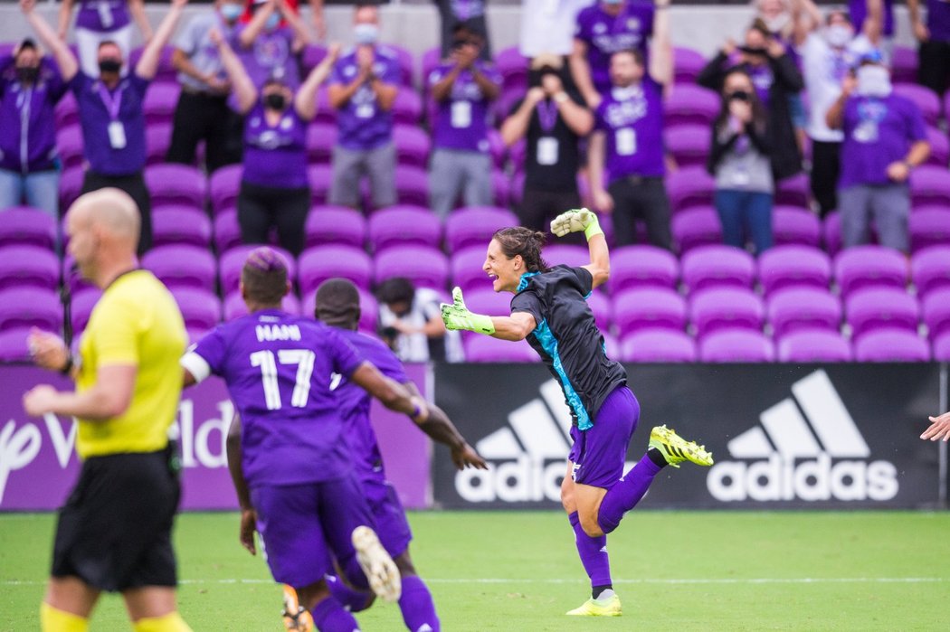 Fotbalisté Orlanda postoupili do druhého kola play off MLS po výhře nad New York City v naprosto šíleném penaltovém rozstřelu.