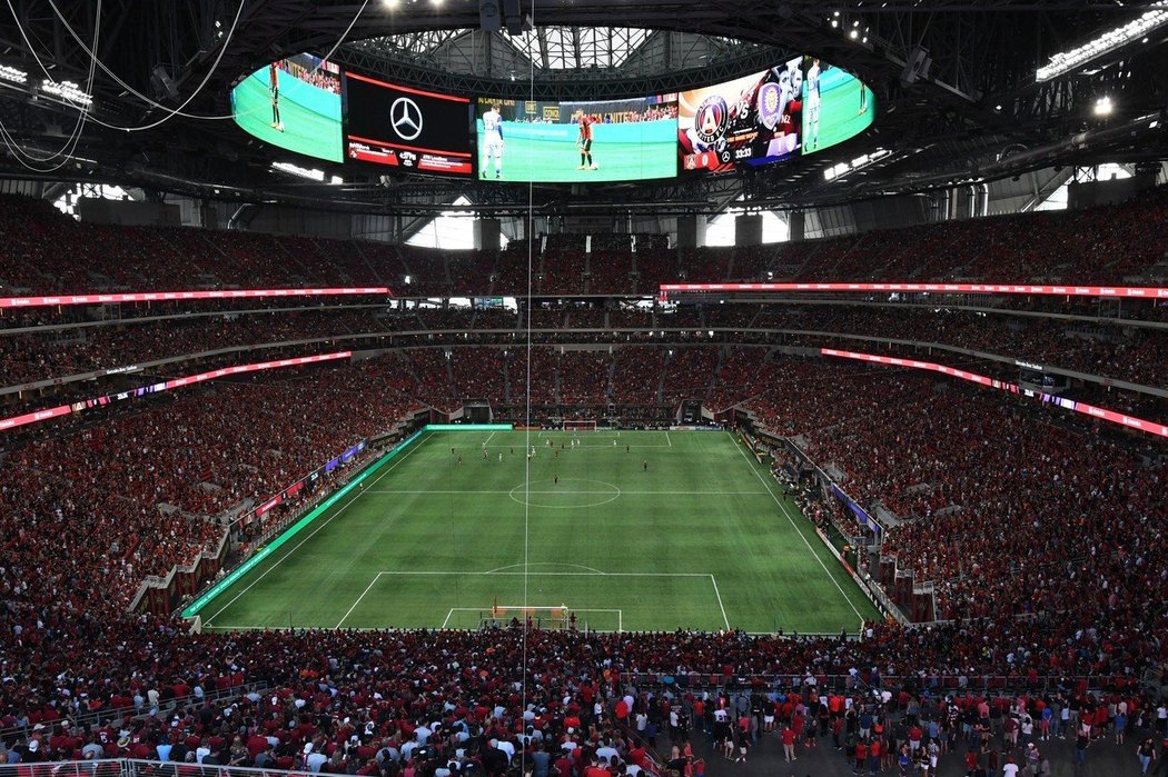 Na zápas mezi Atlantou a Orlandem si v sobotu našlo cestu přes 70 tisíc fanoušků