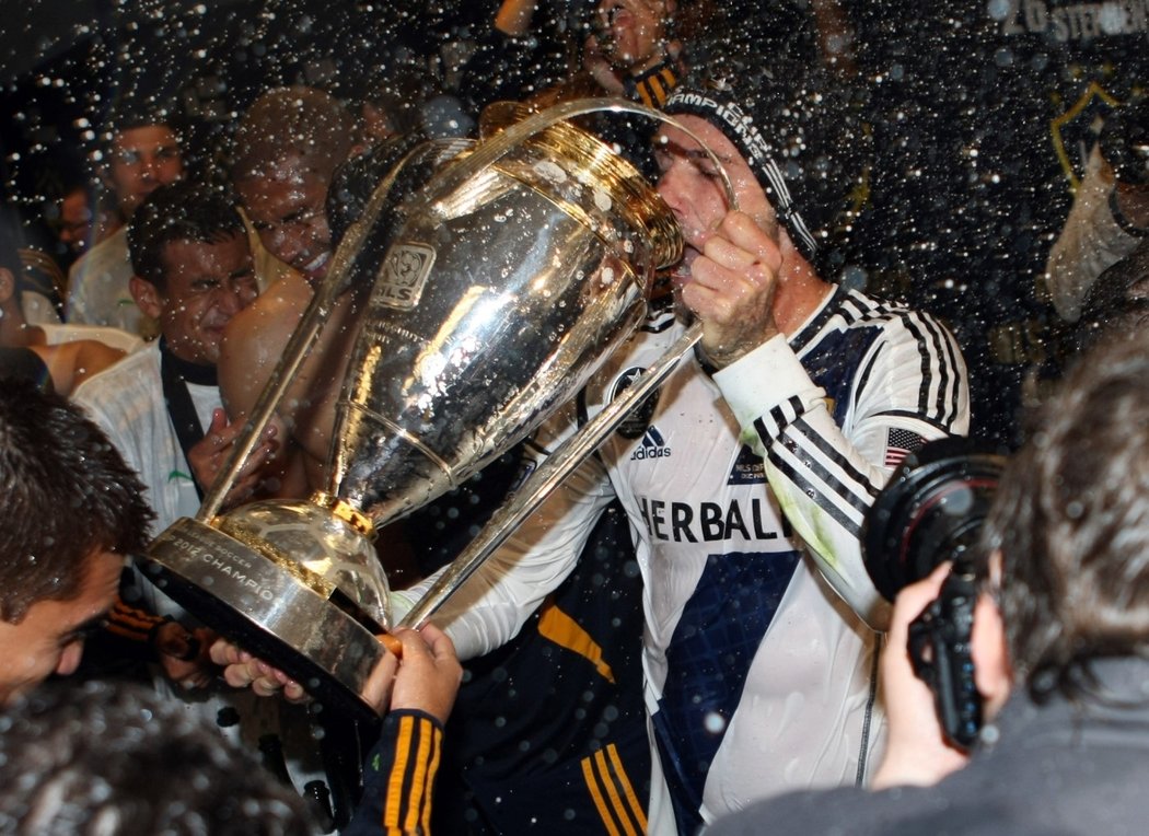 A teď to oslavíme! David Beckham s pohárem pro mistry MLS