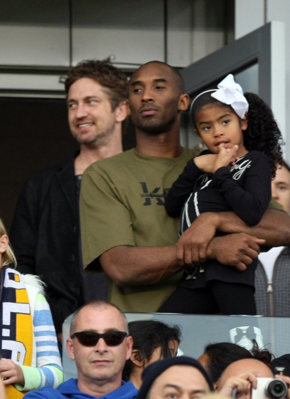 Na Beckhama se přišly podívat i jiné hvězdy. Třeba herec Gerard Butler (vlevo) nebo basketbalista Kobe Bryant
