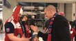 Přivítání z říše snů zažil Zdeněk Ondrášek po příletu do Dallasu. Na českého fotbalového útočníka, který okusí americkou MLS, čekala na letišti početná skupina fanoušků.