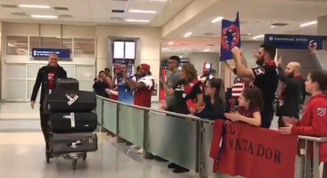 Přivítání z říše snů zažil Zdeněk Ondrášek po příletu do Dallasu. Na českého fotbalového útočníka, který okusí americkou MLS, čekala na letišti početná skupina fanoušků.
