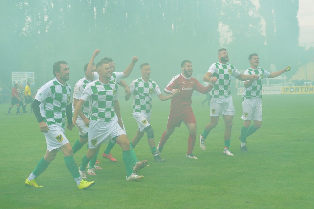 Jiří Procházka si zahrál fotbal s kamarády za Hostěradice