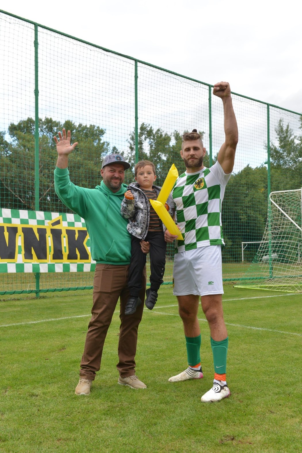 Jiří Procházka si zahrál fotbal s kamarády za Hostěradice