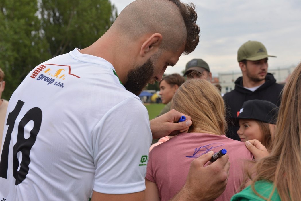 Jiří Procházka si zahrál fotbal s kamarády za Hostěradice