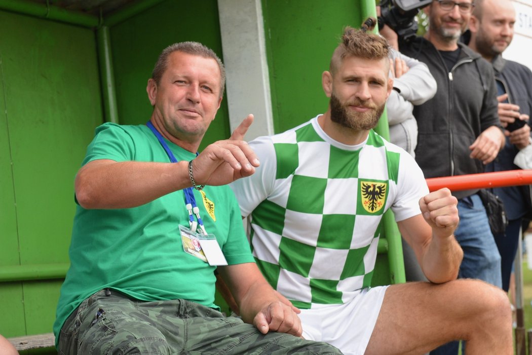 Jiří Procházka si zahrál fotbal s kamarády za Hostěradice