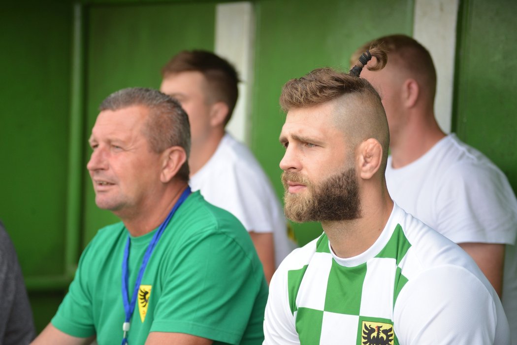 Jiří Procházka si zahrál fotbal s kamarády za Hostěradice