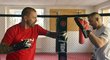 MMA bojovník Patrik Kincl cepuje bývalého fotbalistu Tomáše Řepku v zápasnickém oktagonu
