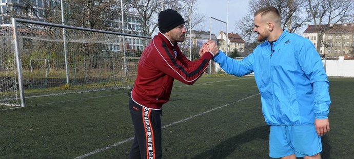 Přátelský pozdrav dvou ostrých chlapů - Tomáše Řepky a Patrika Kincla