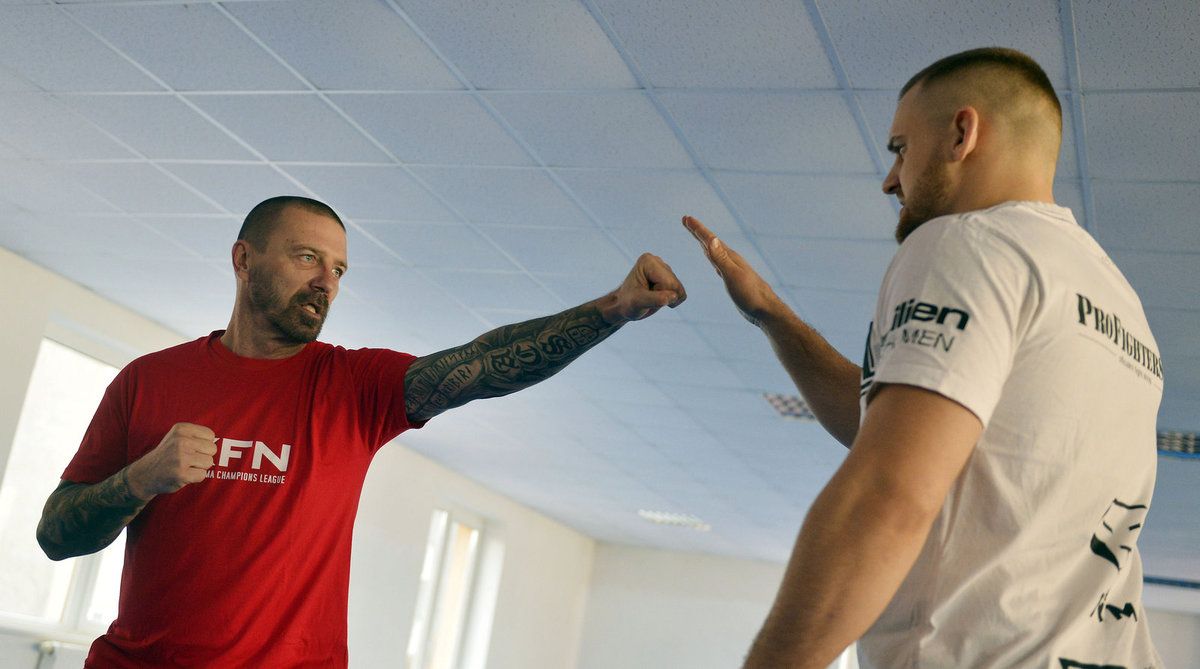 Bývalý fotbalový obránce Tomáš Řepka si vyzkoušel trénink MMA ve společnosti rváče Patrika Kincla