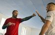 Bývalý fotbalový obránce Tomáš Řepka si vyzkoušel trénink MMA ve společnosti rváče Patrika Kincla
