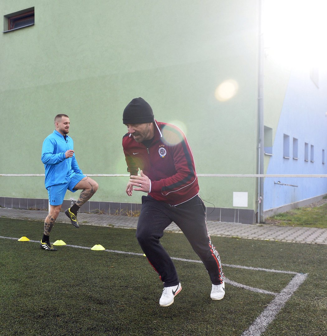 Základní fotbalovou rozcvičku si Tomáš Řepka s Patrikem Kinclem také střihl