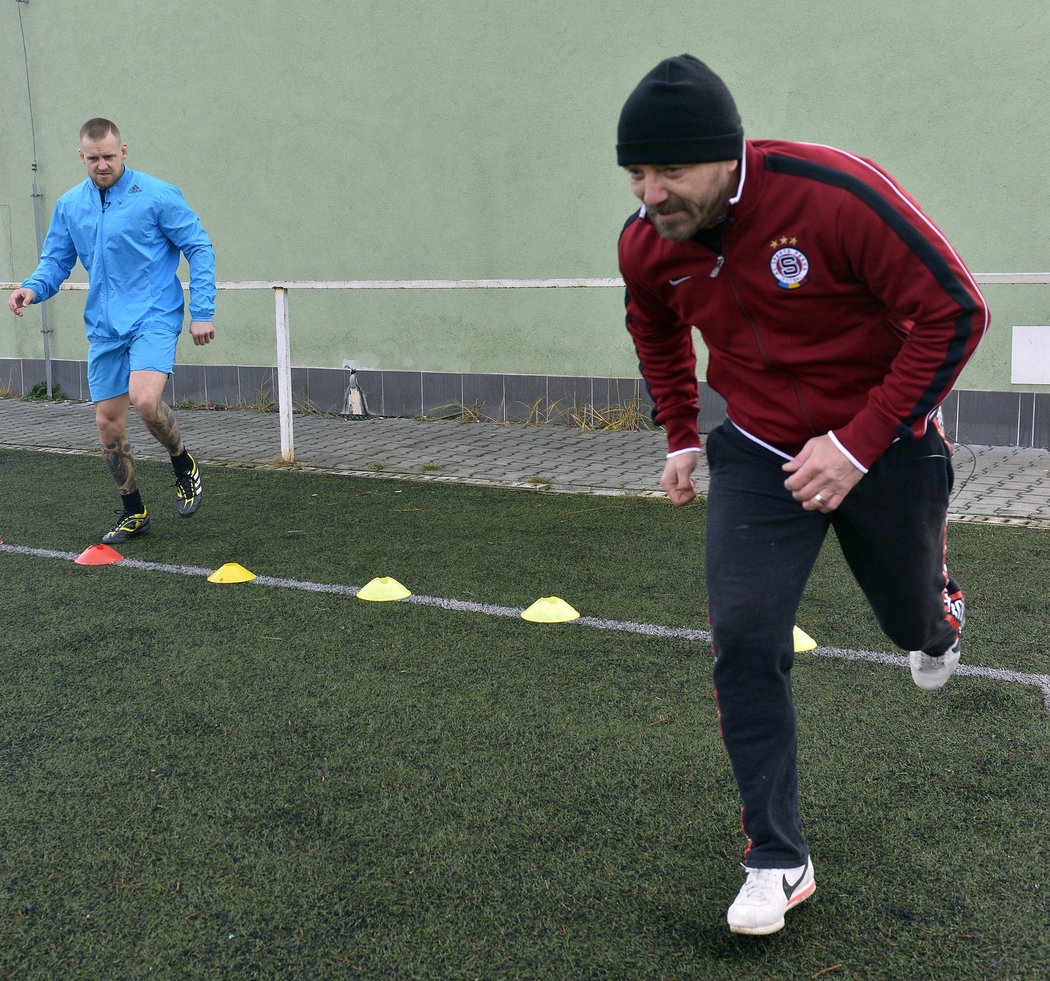 Základní fotbalovou rozcvičku si Tomáš Řepka s Patrikem Kinclem také střihl