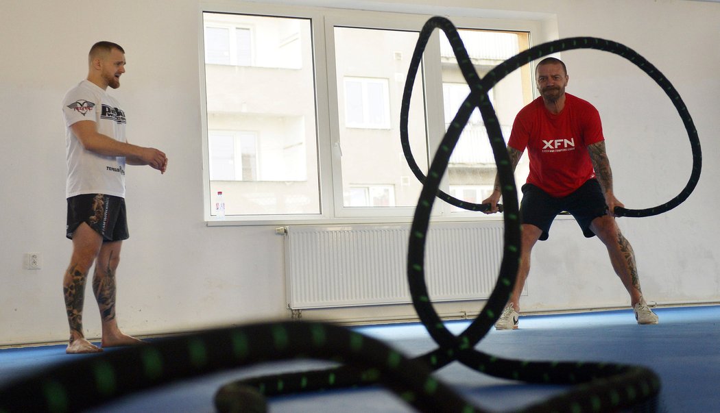 Při cvičení s lany se bývalý sparťanský kapitán Tomáš Řepka pěkně zapotil