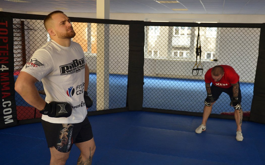 Tomáš Řepka těžce oddychoval po jednom z cvičení během tréninku MMA s Patrikem Kinclem