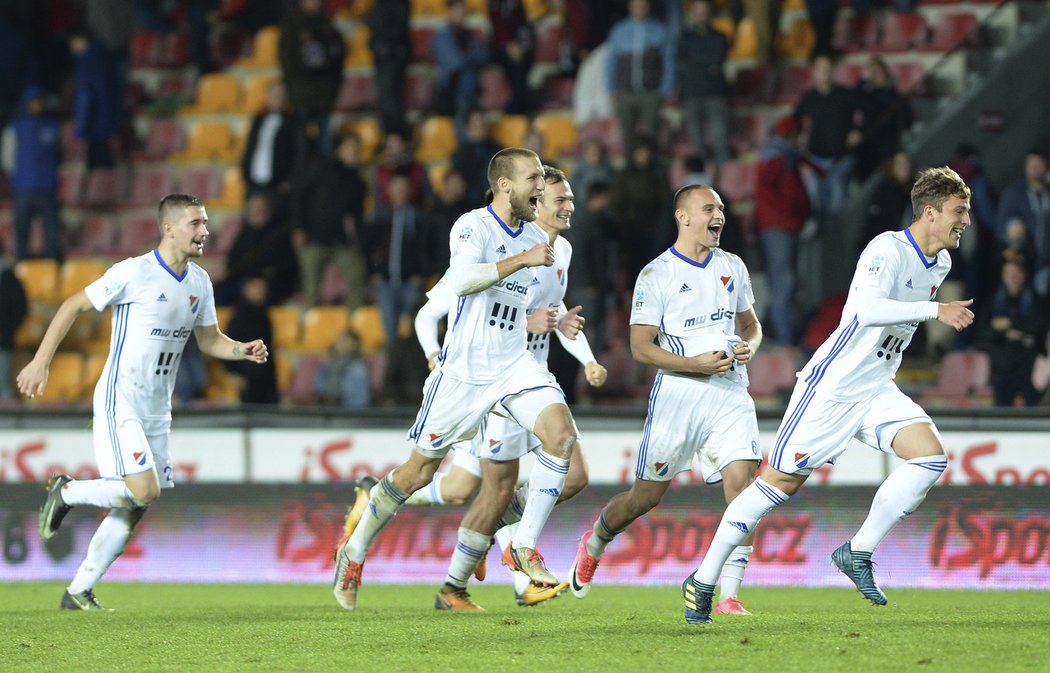 Hráči Baníku Ostrava slaví vítězství po penaltách nad Spartou v MOL Cupu