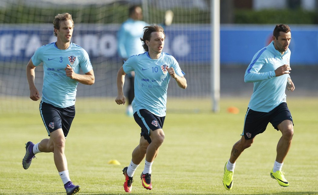 Luka Modrič se spoluhráči na tréninku chorvatské reprezentace