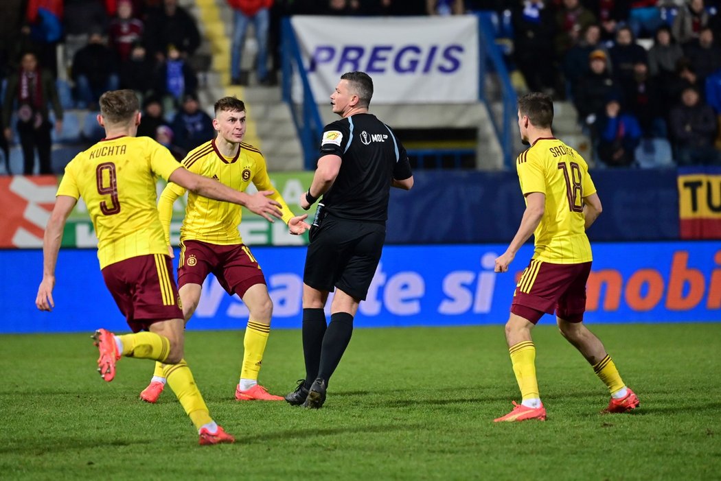 Sparťané se u rozhodčího dožadují odpískání penalty