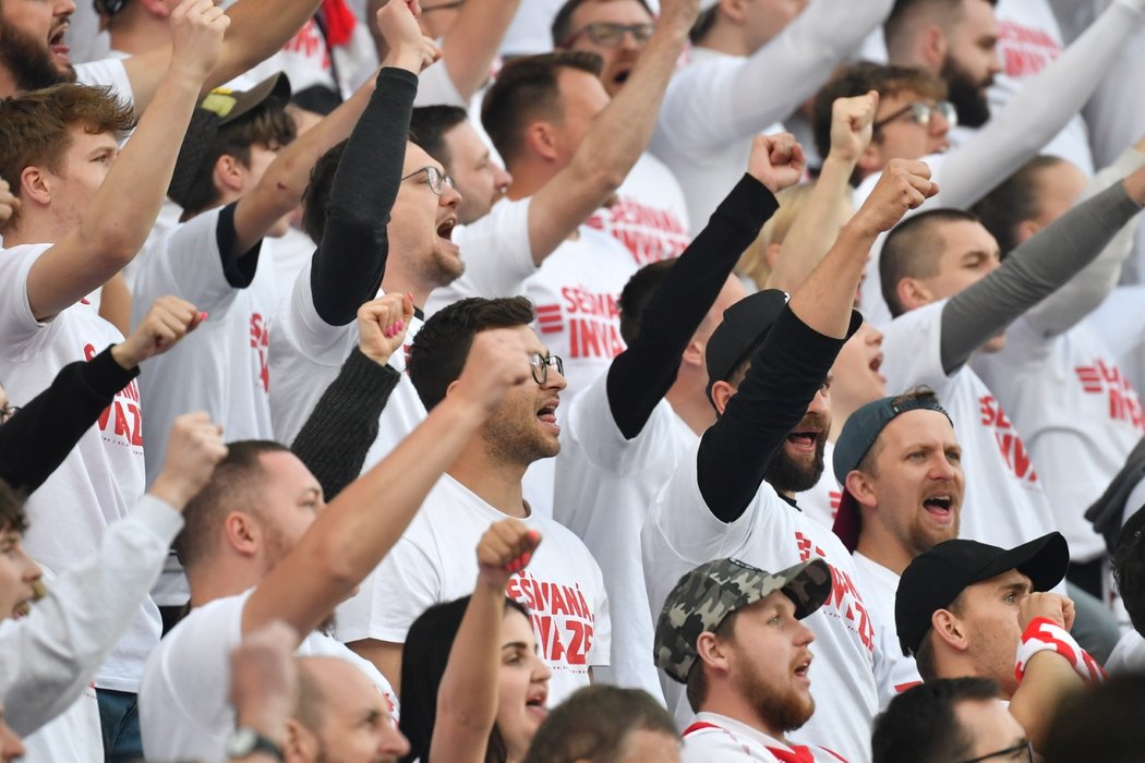 Fanoušci Slavie skandují během zápasu se Spartou